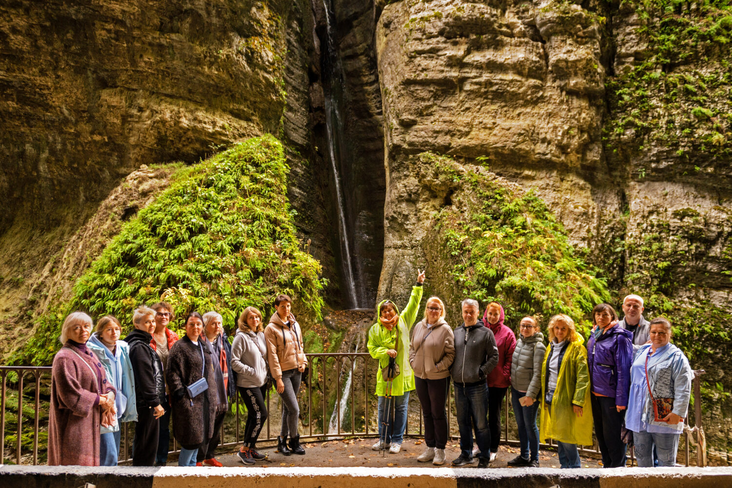 Туристы Турфирмы Машук на фоне Малого Чегемского водопада