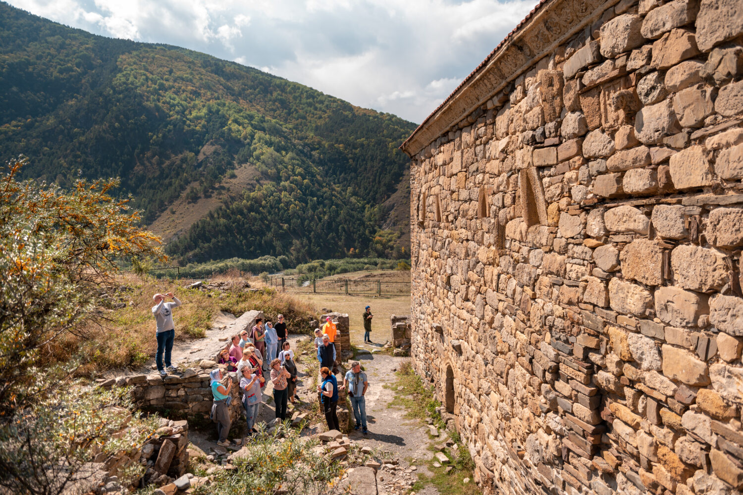 Туристы у Храма Тхаба-Ерды, Ингушетия