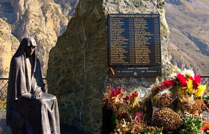 Памятник погибшим при сходе ледника Колка.