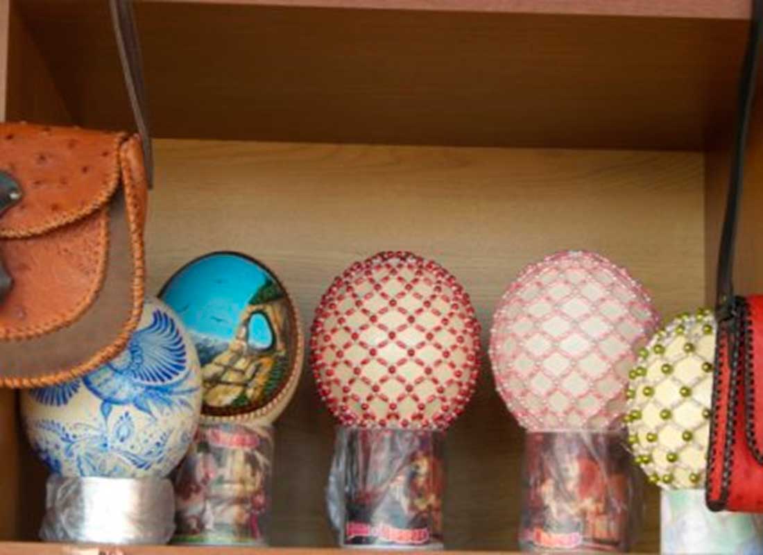 Сувениры из страусиных яиц.